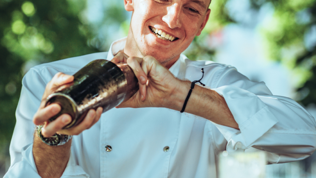 Barman meša koktajl na dogodku – profesionalna postrežba