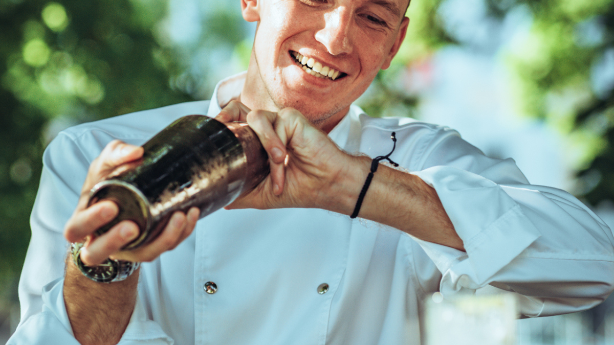 Barman meša koktajl na dogodku – profesionalna postrežba
