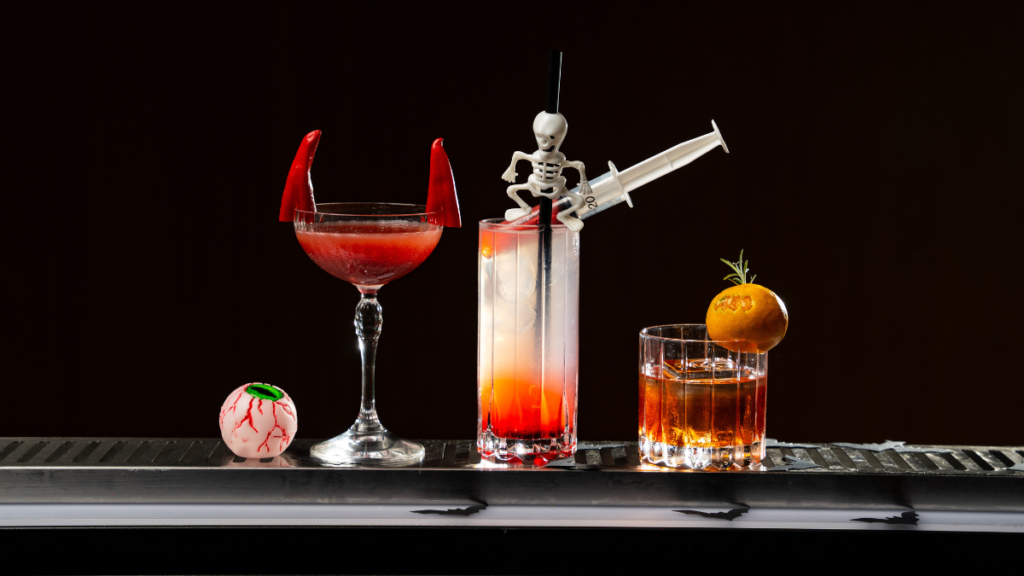 Barman za poslovne dogodke pripravlja Halloween koktajle s kreativno dekoracijo.