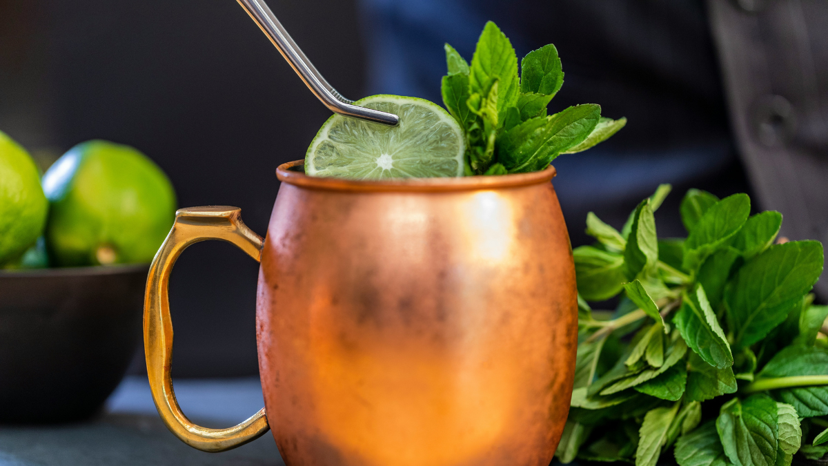 Moscow Mule v bakrenem vrčku z meto in limeto